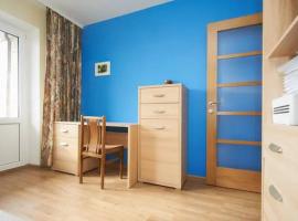 Cozy private room in a three room apartment Free parking Feel like at home, poceni hotel v Vilni