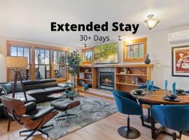 Sleek Condo - Near Park, Poudre River and Old Town、フォート・コリンズのホテル