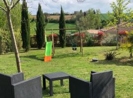 Suite indépendante au cœur d’un jardin arboré., hotel econômico em Montaut