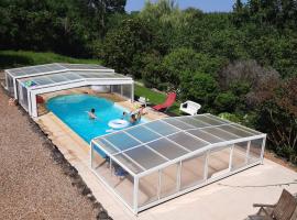 Gîte La Pironnière - Piscine, Nature, au bord de la Rivière, lacný hotel v destinácii Montreuil-sur-Maine