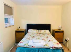 Private room 4-5 minutes drive to Luton Airport, B&B in Luton