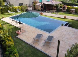 Casa Dani con piscina privata, hótel í Monticiano