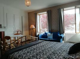 3 Place des Arbres, Chambres D'Hôtes, Felletin, hotel with parking in Felletin