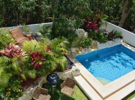 Amazing Villa Inside Tulum Country Club Akumal, rental liburan di Tulum