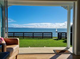 Clarks Beach에 위치한 호텔 Red Rock Cottage, beachfront luxury