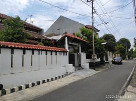 Kelana 2 Nice Homestay (5 Bed Rooms) Semarang – hotel w mieście Semarang