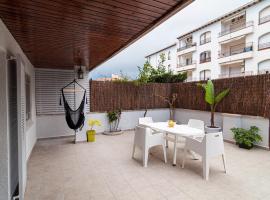 Near beaches large private patio, aircon & community pool, allotjament a la platja a Coma-ruga