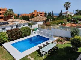 Beautiful 5 Bedroom Villa, Sea Views, Private Pool, Estepona newly refurbished, מלון באסטפונה