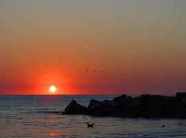 Sunrise Home Apartment, hotel a Mangalia