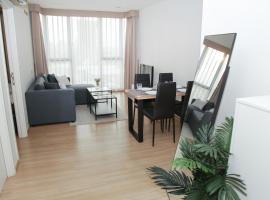 Entire apartment near BTS 2 bedrooms with view, хотел в Ban Song Hong