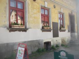 Restaurace s ubytováním, hotel s parkiralištem u gradu 'Křižany'