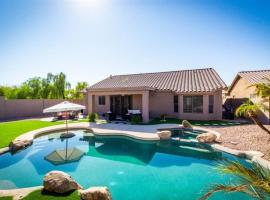 Cozy spacious house, pool heater, spa, firepit, familjehotell i Peoria