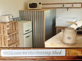 The Potting Shed near Tenby, 100" Projector, Four poster bed, On-site HOT TUB access via Spa Pack, Breakfast, holiday rental in Tenby
