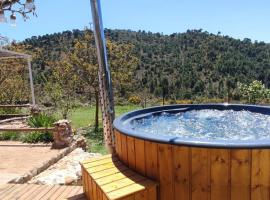 Viesnīca Esencia Lodge - luxurious off-grid cabin retreat pilsētā Almunjekara