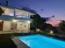 HEAVENLY VIEWS-2-APARTMENT with POOL VIEW CLOSE TO THE BEACH!, casa per le vacanze a Oropos