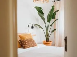 Kodu Lodge - spacious 2 storey coastal home with balcony, sea view, garden & BBQ
