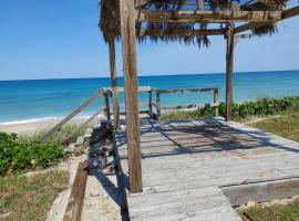 Melbourne Beach Florida Townhouse ocean front 1.2 acre property, hotel en Melbourne Beach