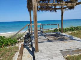 Melbourne Beach Florida Townhouse ocean front 1.2 acre property – hotel w mieście Melbourne Beach