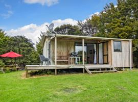 Totara Folly - Mangawhai Holiday Home, hotel with parking in Mangawhai