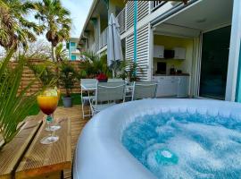 NOUVEAU studio chaleureux avec jacuzzi privé & piscine, hotel v destinaci Le Diamant
