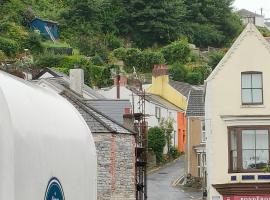 Fishermen's cottage with log burner, 2 bathrooms & sea views from garden terraces, hotel em The Mumbles