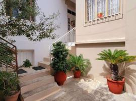 Mansion with Garden, hotel en Kiato