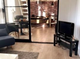 Gezellige knusse studio met bubbelbad, appartement in Huizen