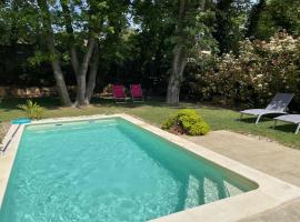 Les Jardins du Castelas by Perier-Provence, hotel dengan kolam renang di Uchaux