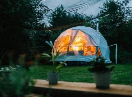 Niezwykła Cisza Glamping & Sauna, luxury tent in Zelwa