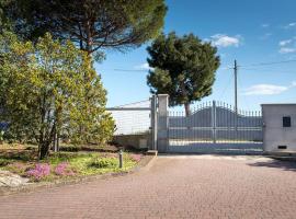 A11 - Varano, delizioso trilocale con giardino, viešbutis su vietomis automobiliams Ankonoje