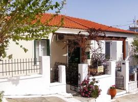 Kontos-Traditional house in Andros beach, casa o chalet en Andros