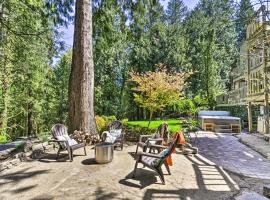 The Owls Nest with Hot Tub and Forest Views!, hotel amb aparcament a Portland