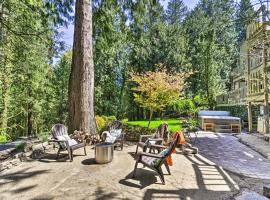 The Owls Nest with Hot Tub and Forest Views!، فندق في بورتلاند