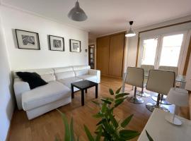 Apartamento a 5 min caminando de la Playa Sta. Cristina, Oleiros (Terraza, Parkin, )، شقة في أوليروس