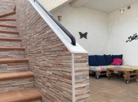 Casa con jardín y terraza 3 dormitorios บ้านพักในลอสอัลกาซาเรส