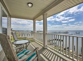 Waterfront New Orleans Home with Private Dock and Pier, hotelli kohteessa Venetian Isles