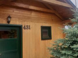 Holiday Village Tatralandia Bungalov 3-2-2 chatka 431 s 1 spálňou 1 obývačkou a 1 izbou v podkrovi, villa in Liptovský Mikuláš