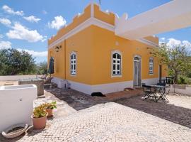 Algarve Charming 2br Colonial Villa, отель с парковкой в городе Санта-Барбара-де-Неше