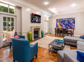 Enormous 2BR House For the Whole Family!, vacation home in Charlotte