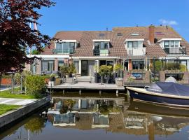 Guesthouse BedNboot met terras aan het water, guest house in Rijpwetering