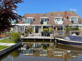 Guesthouse BedNboot met terras aan het water เกสต์เฮาส์ในRijpwetering