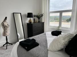 Heathcliff - 5 Bedroom House in Town Centre, družinam prijazen hotel v mestu Pembrokeshire