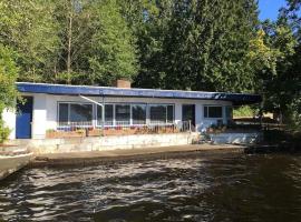 Unique Waterfront Cottage 34 Mi To Mt Rainier, помешкання для відпустки у місті Eatonville