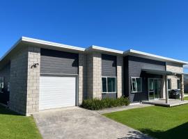 Surfers Retreat - Waihi Holiday Home, hotel with parking in Waihi Beach