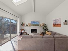 레노에 위치한 호텔 Delightful 4BR Home Nr Downtown Reno w Fireplace