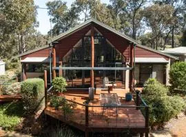 Twilight Ridge - Situated on 2 acres of pristine bushland, Twilight Ridge offers both privacy and space