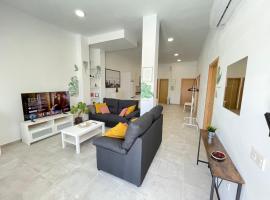 Precioso y Amplio apartamento en Torrox Costa, מלון זול בLos Llanos