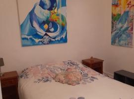La chambre de Garance et ses couleurs d'art, hotel ob plaži v mestu Saint-Pol-de-Léon