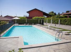 Residenza La Corte Visconti - flat with pool and patio, hotel em Massino Visconti