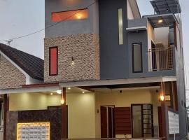 ARDMORE A10 HOMESTAY MALANG, hotel with parking in Malang